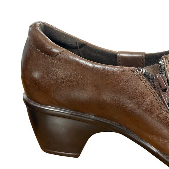 Clarks Clogs Brown Leather Chunky Heel Casual Shoes Side Zip Comfort sz 7 M - Picture 3 of 16